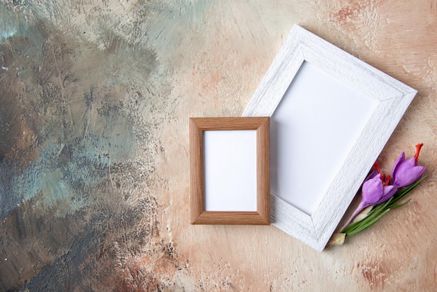 Foto grátis molduras de visão superior sobre fundo claro presente de casamento amor dia dos namorados flor retrato colorido