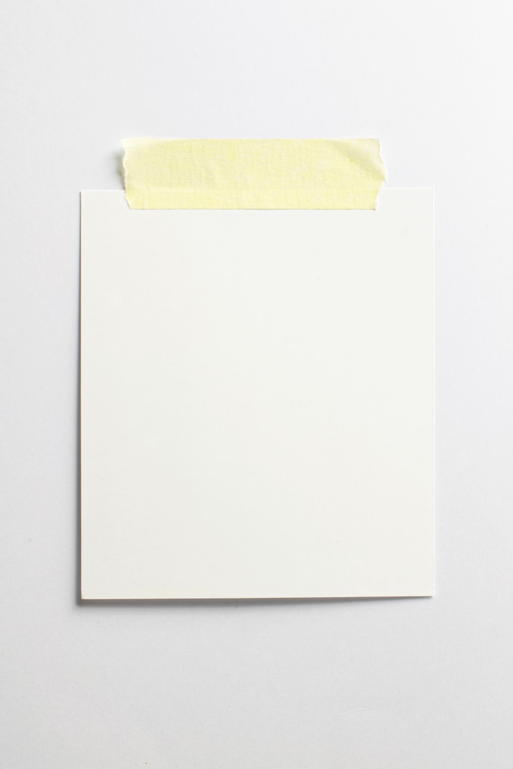 Foto grátis molduras para fotos em branco com sombras suaves e fita adesiva amarela isolada no fundo branco papel