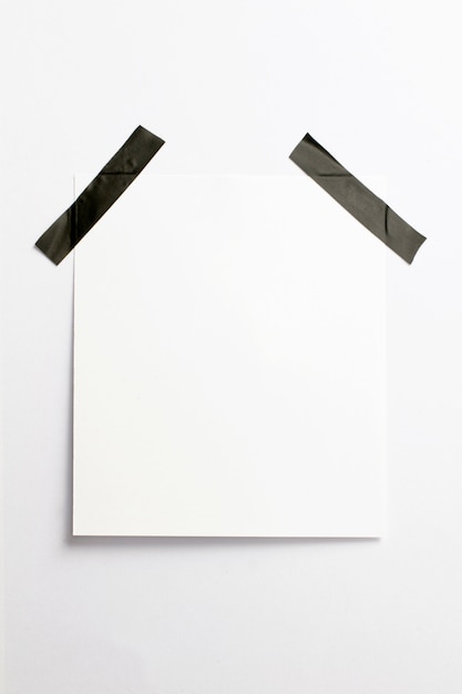 Molduras para fotos em branco com sombras suaves e fita adesiva preta, isolada no fundo branco papel