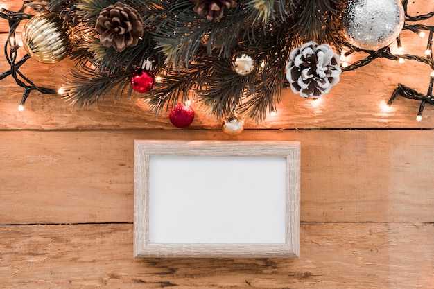 Foto grátis molduras para fotos perto de decorações de natal e luzes de fadas em destaque
