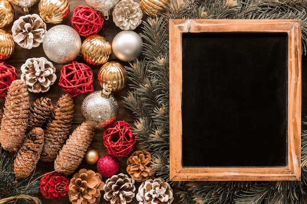 Molduras para fotos perto de galhos de pinheiro e brinquedos de Natal