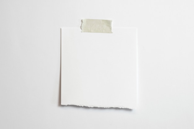 Foto grátis molduras para fotos rasgadas em branco, com sombras suaves e fita adesiva, isoladas no fundo branco papel