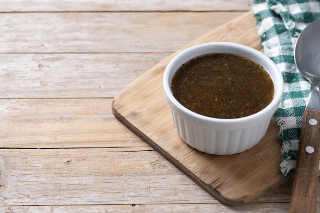 Foto grátis molho de chimichurri verde em mesa de madeira