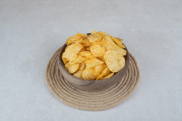 Molho de chips crocantes em tigela de madeira