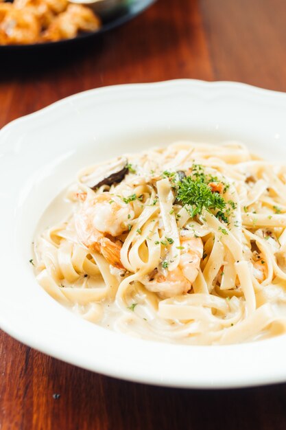 Molho de creme branco fettucine com camarão e cogumelo