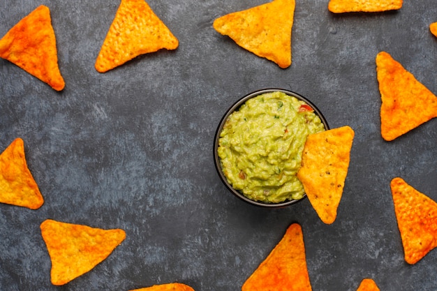 Foto grátis molho de guacamole quente caseiro fresco com nachos, vista superior