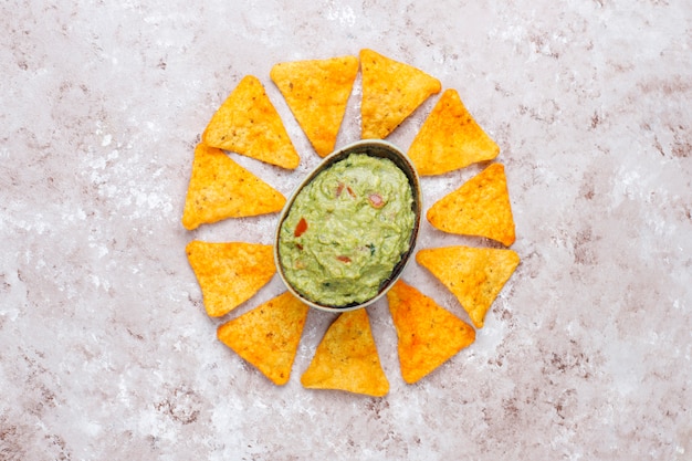 Foto grátis molho de guacamole quente caseiro fresco com nachos, vista superior