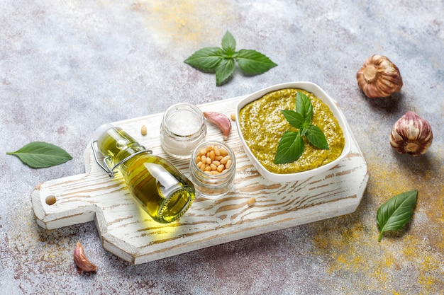 Molho de pesto de manjericão italiano com ingredientes culinários para cozinhar.