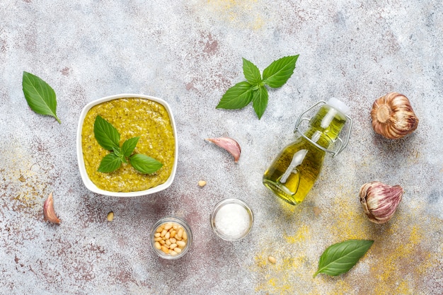 Molho de pesto de manjericão italiano com ingredientes culinários para cozinhar.