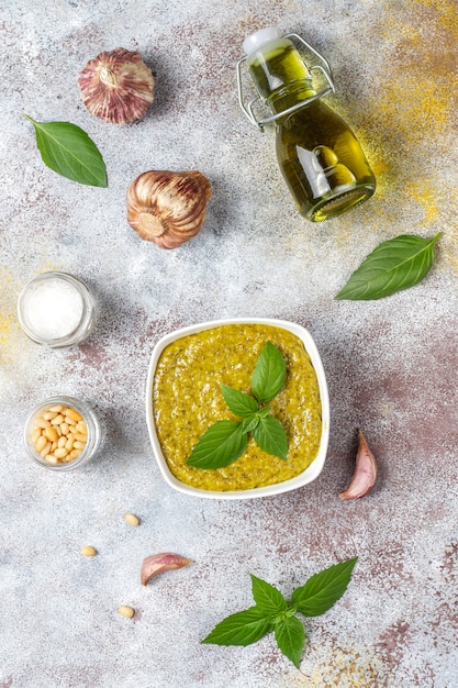 Foto grátis molho de pesto de manjericão italiano com ingredientes culinários para cozinhar.