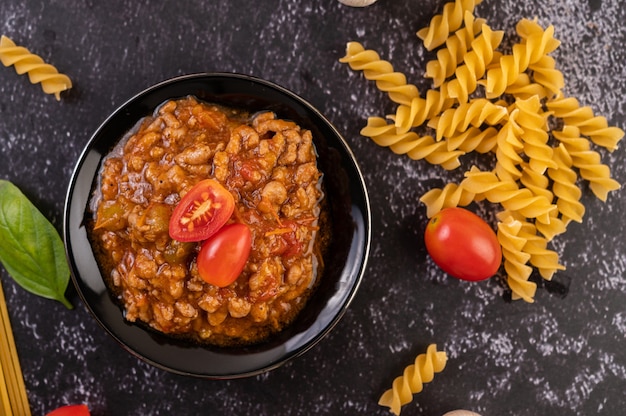 Molho para refogar espaguete ou macarrão refogado em prato preto.