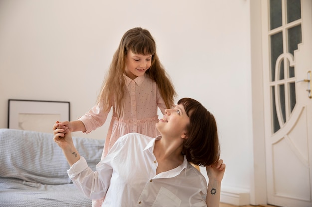 Foto grátis momento médio, mãe e menina felizes