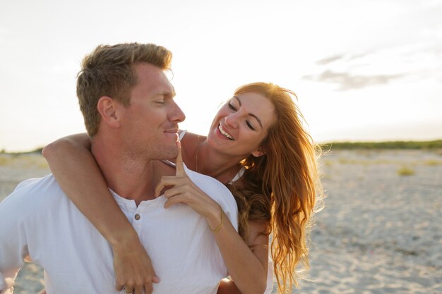 Momentos românticos de feliz casal europeu apaixonado desfrutando de férias tropicais na praia.