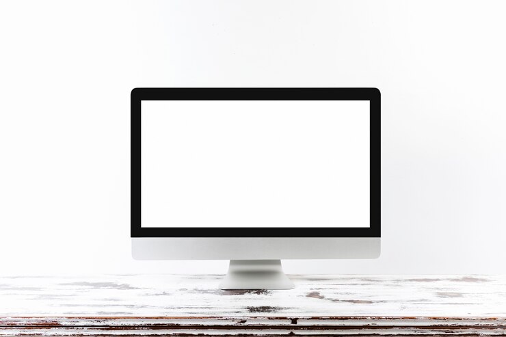 Foto grátis monitor minimalista na mesa de madeira