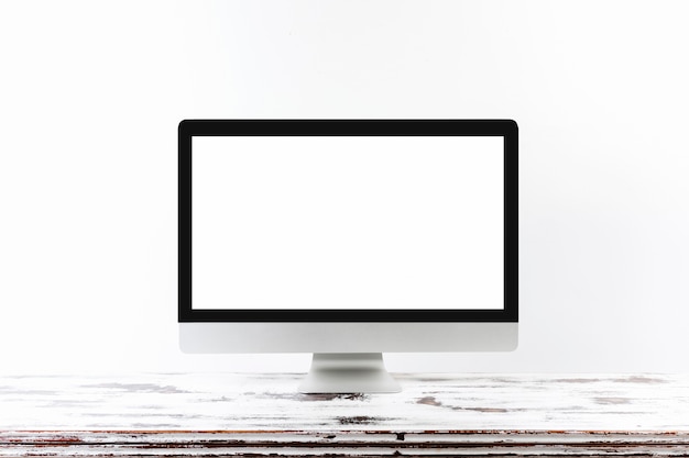 Monitor minimalista na mesa de madeira