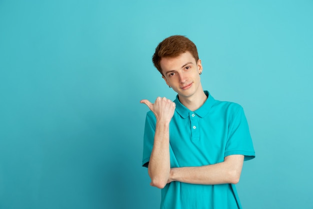 Monocromático retrato de jovem em fundo azul