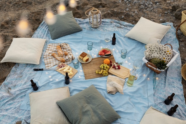 Foto grátis montagem de festa na praia com almofadas e comidas