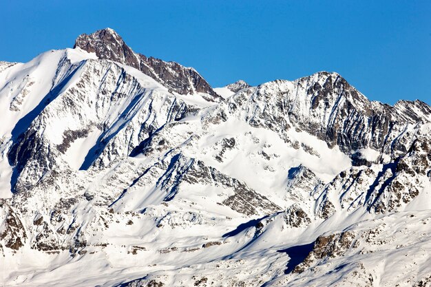 Montanha alpina francesa com neve no inverno