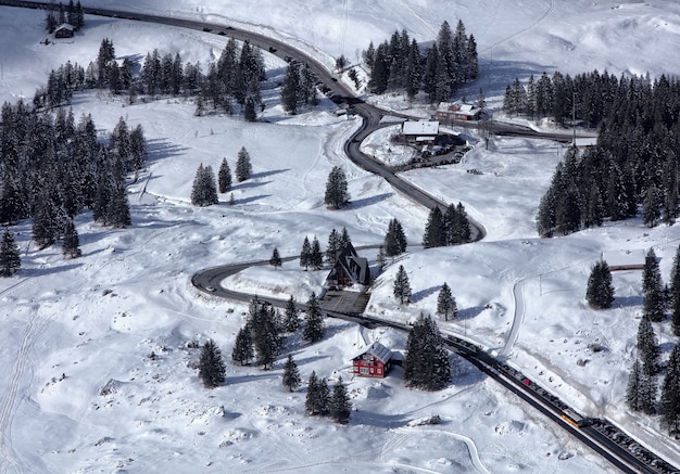 Montanha coberta de neve com estrada e árvores