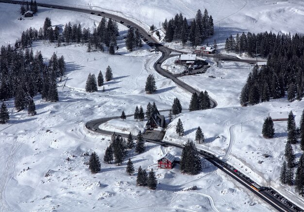 Montanha coberta de neve com estrada e árvores