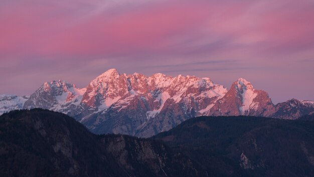 Montanha coberta de neve durante o dia