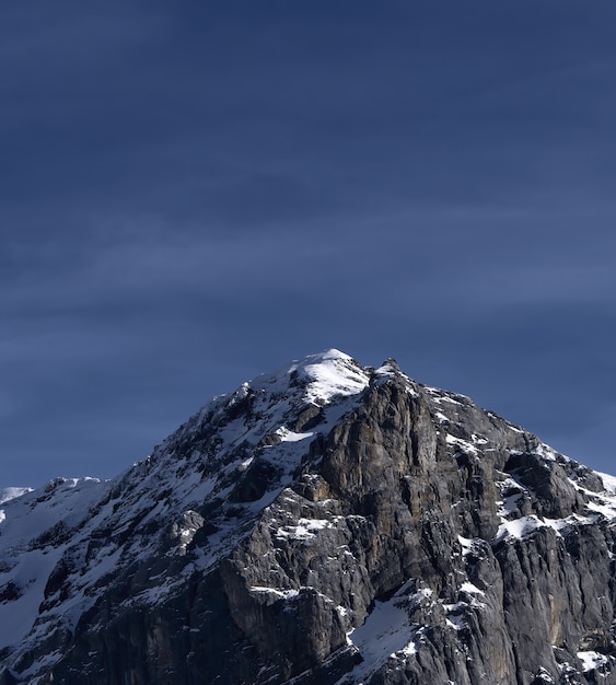 Foto grátis montanha coberta de neve sob céu azul durante o dia