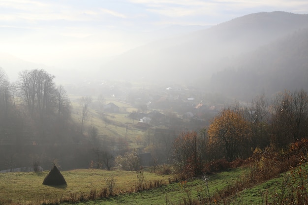 montanha com neblina