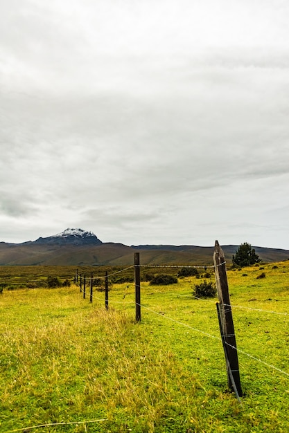 Foto grátis montanha com neve no topo e céu nublado