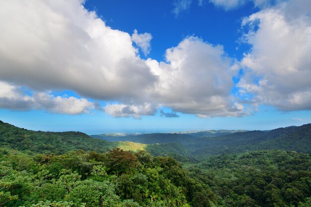 Montanha com nuvem em San Juan, Porto Rico.