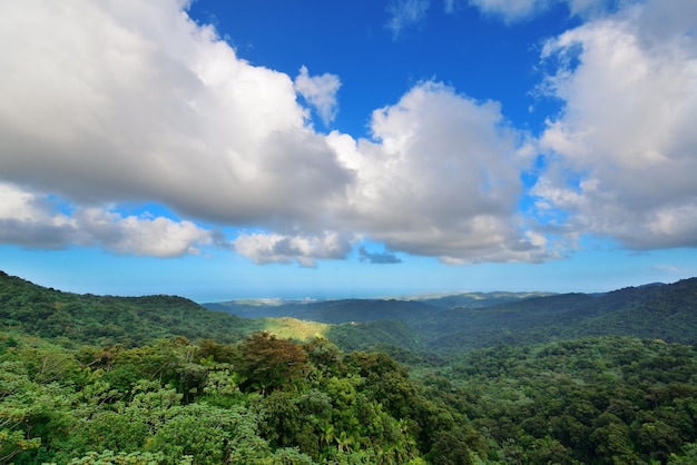 Montanha com nuvem em San Juan, Porto Rico.