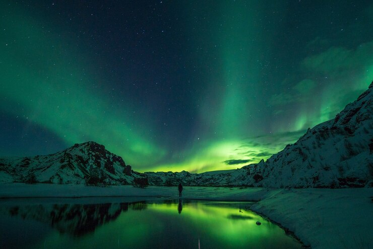 Montanha de neve com Aurora Boreal