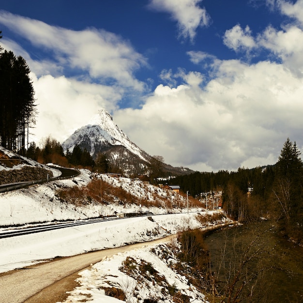 montanha de neve com céu nublado