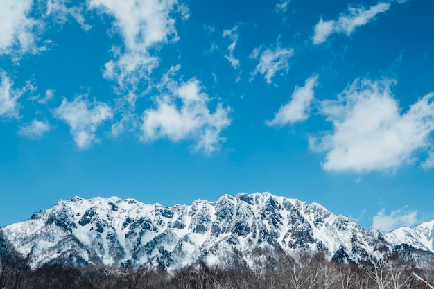 montanha de neve e céu azul