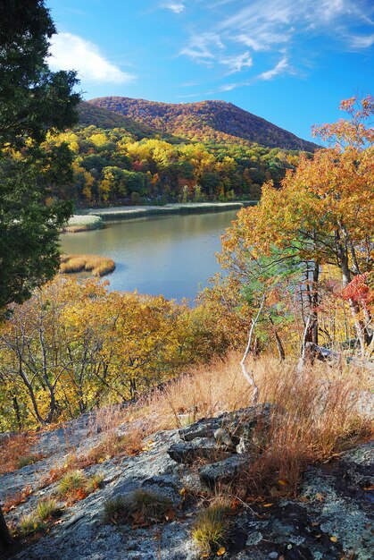 Montanha de outono com lago