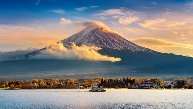 Montanha Fuji e lago Kawaguchiko ao pôr do sol, estações de outono Montanha Fuji em yamanachi no Japão.