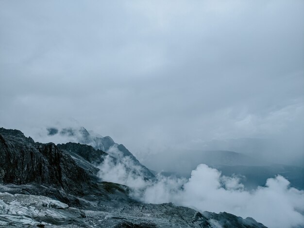 Montanha nevada sob céu nublado