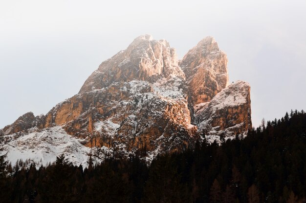 Montanha revestida de neve maciça marrom na paisagem