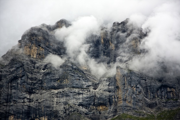 Montanha rochosa coberta por nuvens espessas