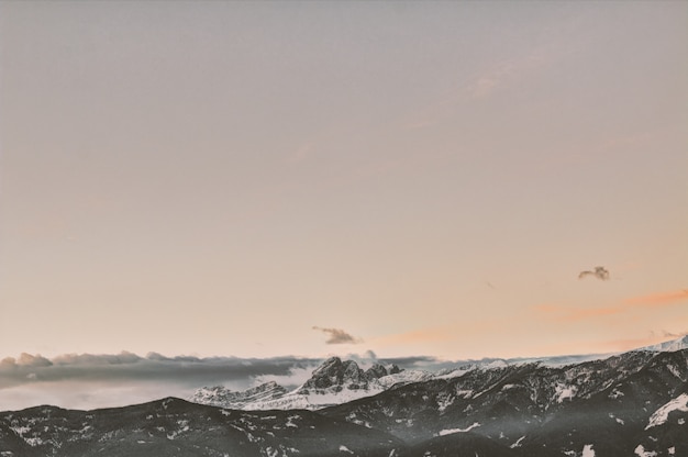 Foto grátis montanhas ao entardecer