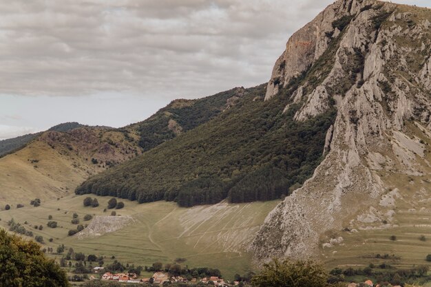 Montanhas com árvores verdes exuberantes nas encostas; arredores da vila de Rimetea na Romênia