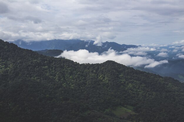 Montanhas com nuvens