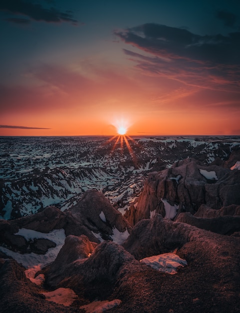 Foto grátis montanhas de neve ao pôr do sol