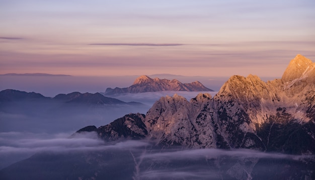 Montanhas de neve durante o nascer do sol