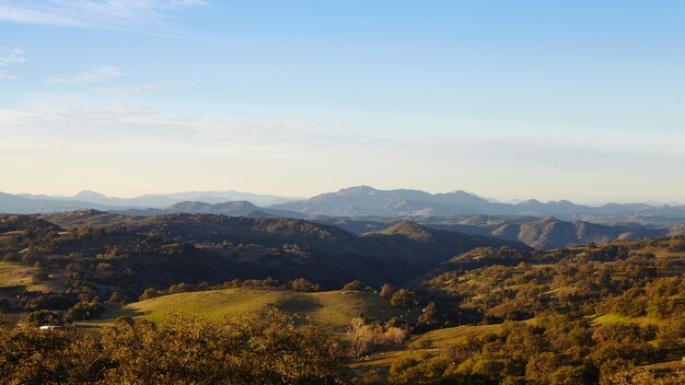 Montanhas e árvores de Mesa Grande na luz da manhã, San Diego