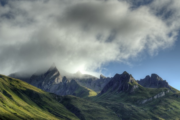 Foto grátis montanhas e céu nublado