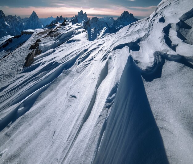 Montanhas em Dolomiten, Alpes italianos cobertos por uma espessa camada de neve