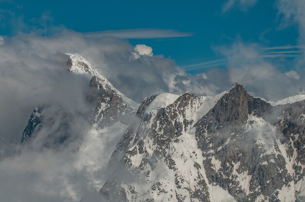 Montanhas envoltas em nuvens do aiguille du Midi