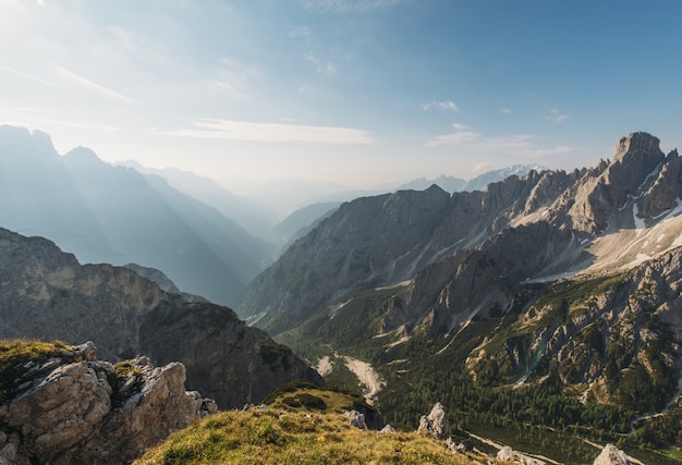 Foto grátis montanhas marrons durante o dia