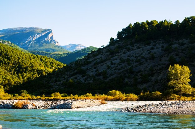 montanhas paisagem com rio