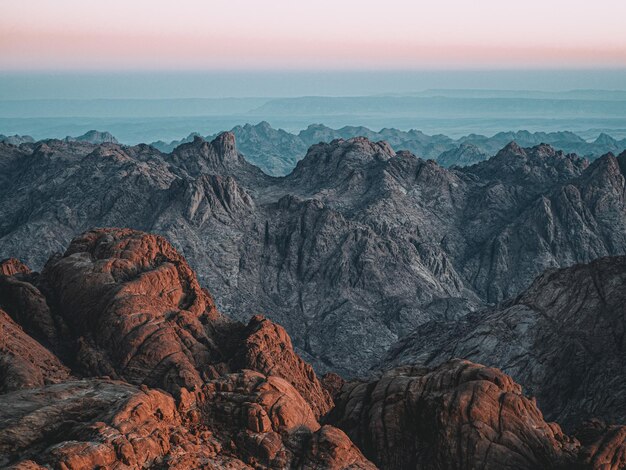 Montanhas rochosas do Sinai perto da cidade de Saint Catherine Egito ao pôr do sol cênico